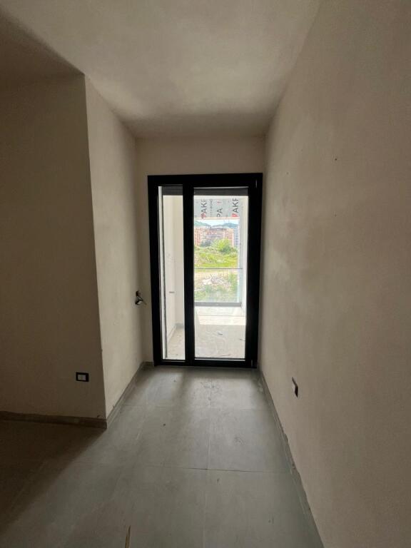 Shitet apartament 2+1 tek Liqeni i Thate
