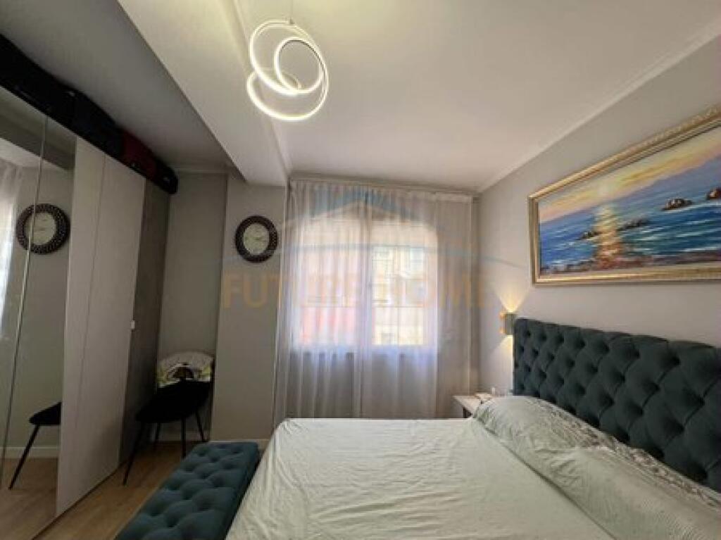 vendesi appartamento 1+1 vicino alla rotonda nella zona di Unaza e Re