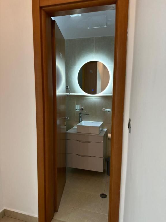 🏙️ Nel cuore di Blloku – ambiente perfetto per la tua attività!  📍 Posizione: Viale principale, con grande facciata per la pubblicità dell'attività. 💼 Tipologia: Appartamento 2+1+1, ideale per l'attività l