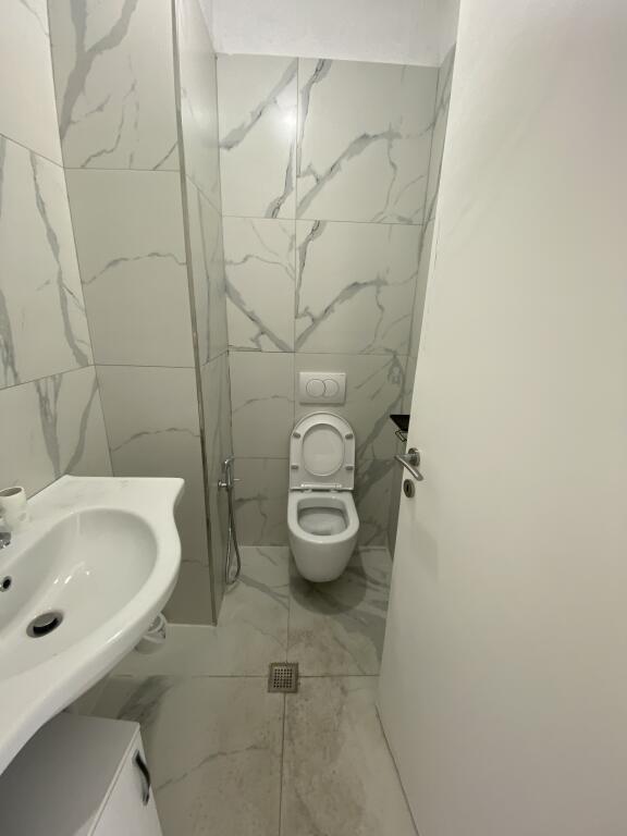 Ambjent biznesi ,per zyra te lake view liqeni,900 euro