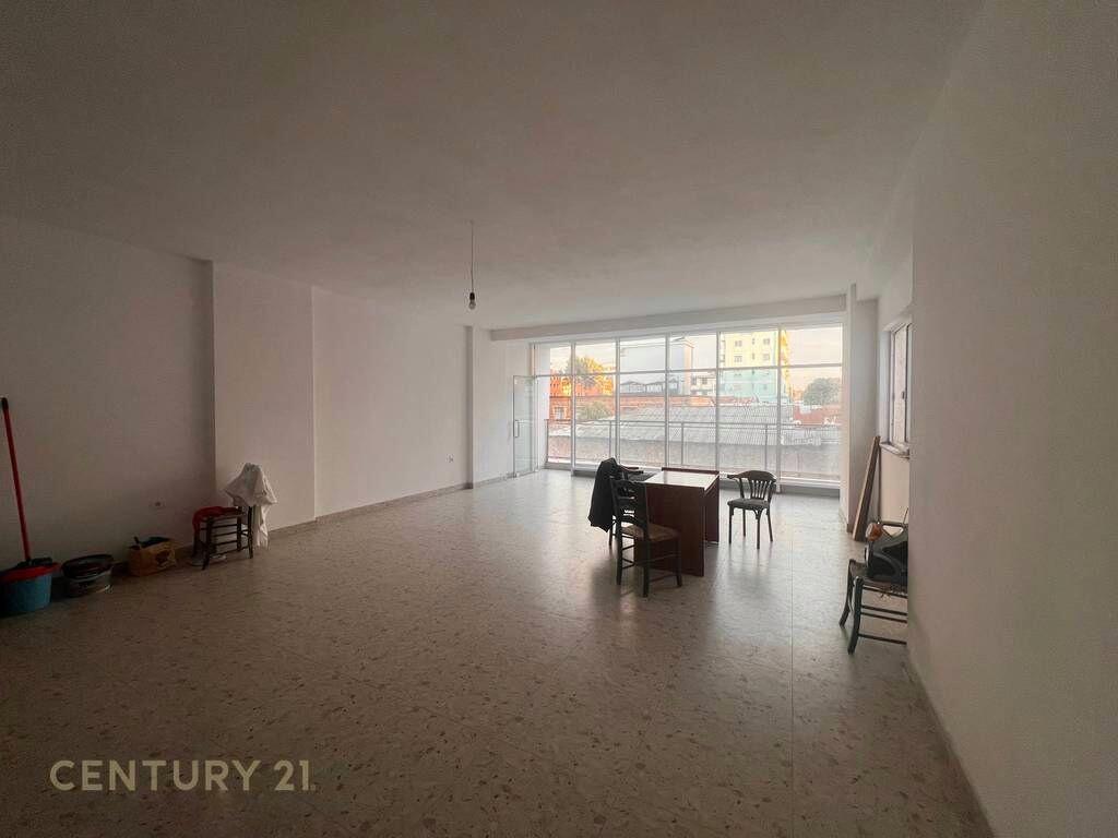 Njesi Sherbimi per Qira , tek Farmacia 10