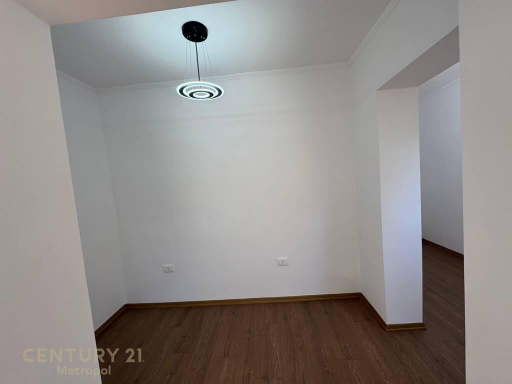 Shitet Apartament 2+1 në zonën e Xhamllikut, pranë Shkollës “Kongresi i Lushnjës”!