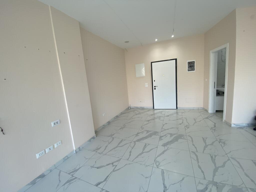 Ambjent biznesi ,per zyra te lake view liqeni,900 euro