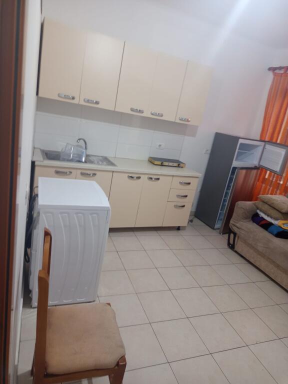 APARTAMENT 1+1. 30000 LEKE.QYTET STUDENTI