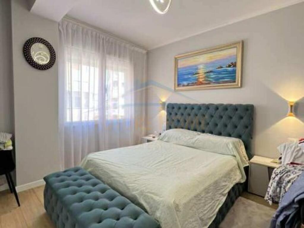 vendesi appartamento 1+1 vicino alla rotonda nella zona di Unaza e Re