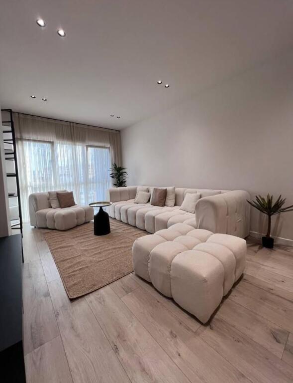 Luxury apartment for rent at Emerald Center