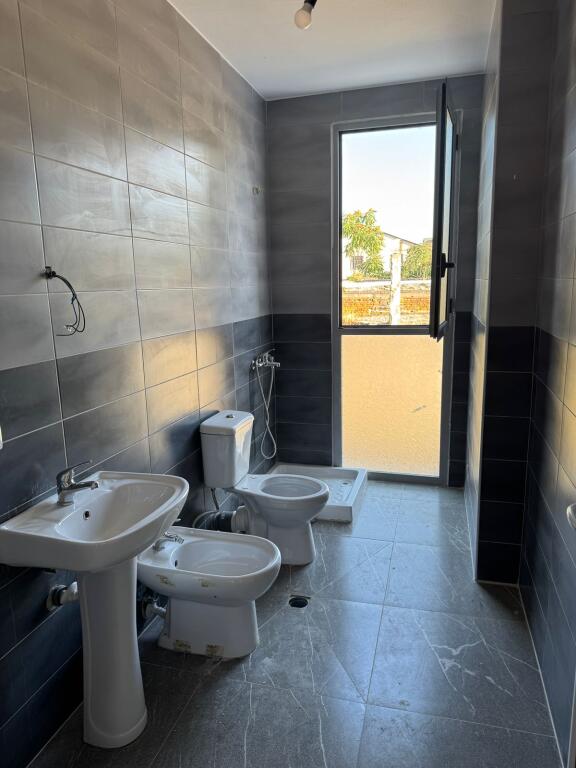 Alla fine di Via 5 Maji, vicino ai palazzi della ricostruzione, è in affitto un appartamento 2+1, parzialmente arredato 40,000Leke