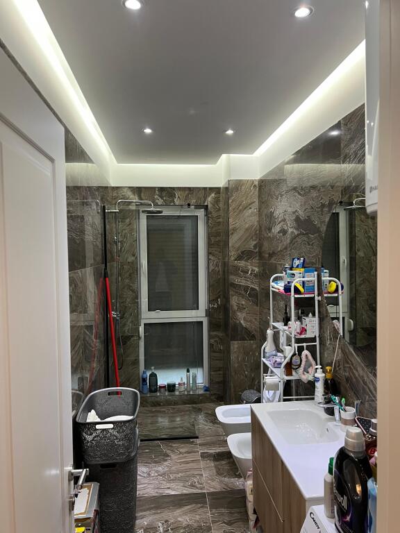 Jepet me qera apartament 1+1 + ( Post-Parkimi ) ne Xhamllik     