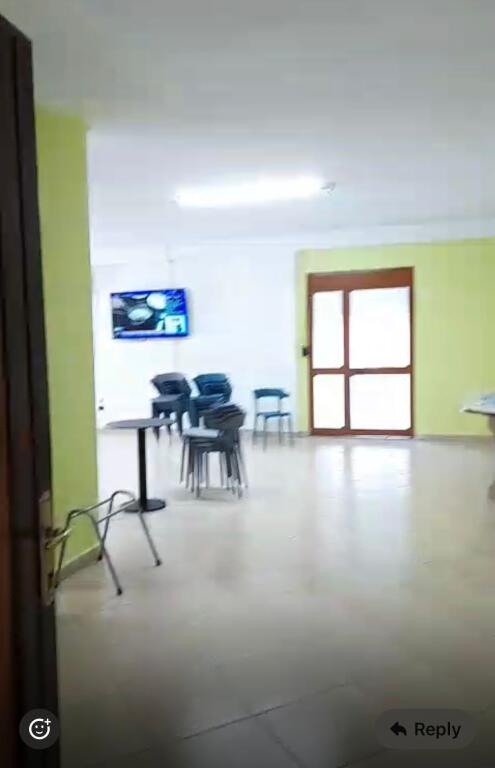 Ambjent biznesi me qera,mbikalimi i komunes,1350 euro me 2 poste parkimi