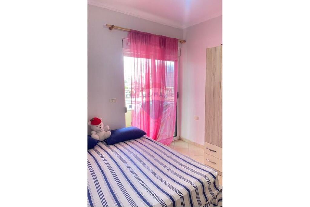 Shitet apartament 2+1 me verandë në Astir