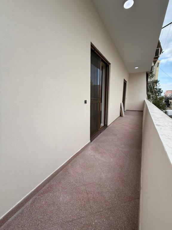 SHITET SUPER 2+1 ME GUZHINE TE VECUAR NJE PLAZHIN ILIRIA