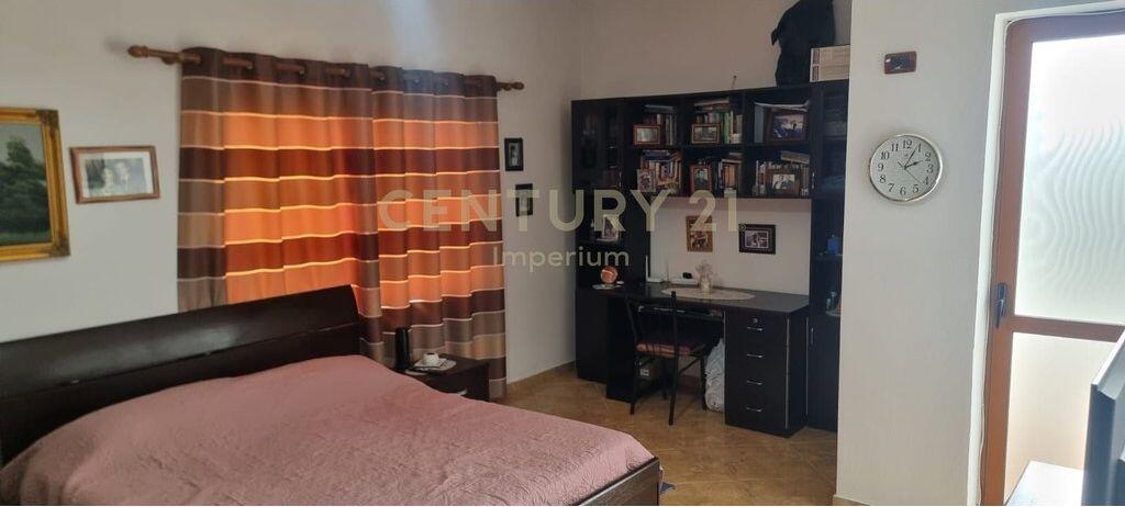 Villa su 3 Piani con Magazzino a Prush! 340.000 €