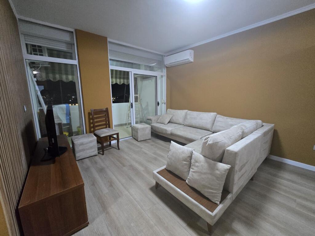 🏡 Shitet apartament 2+1+Verande te Xhamia e Tabakeve, 140,000 EURO