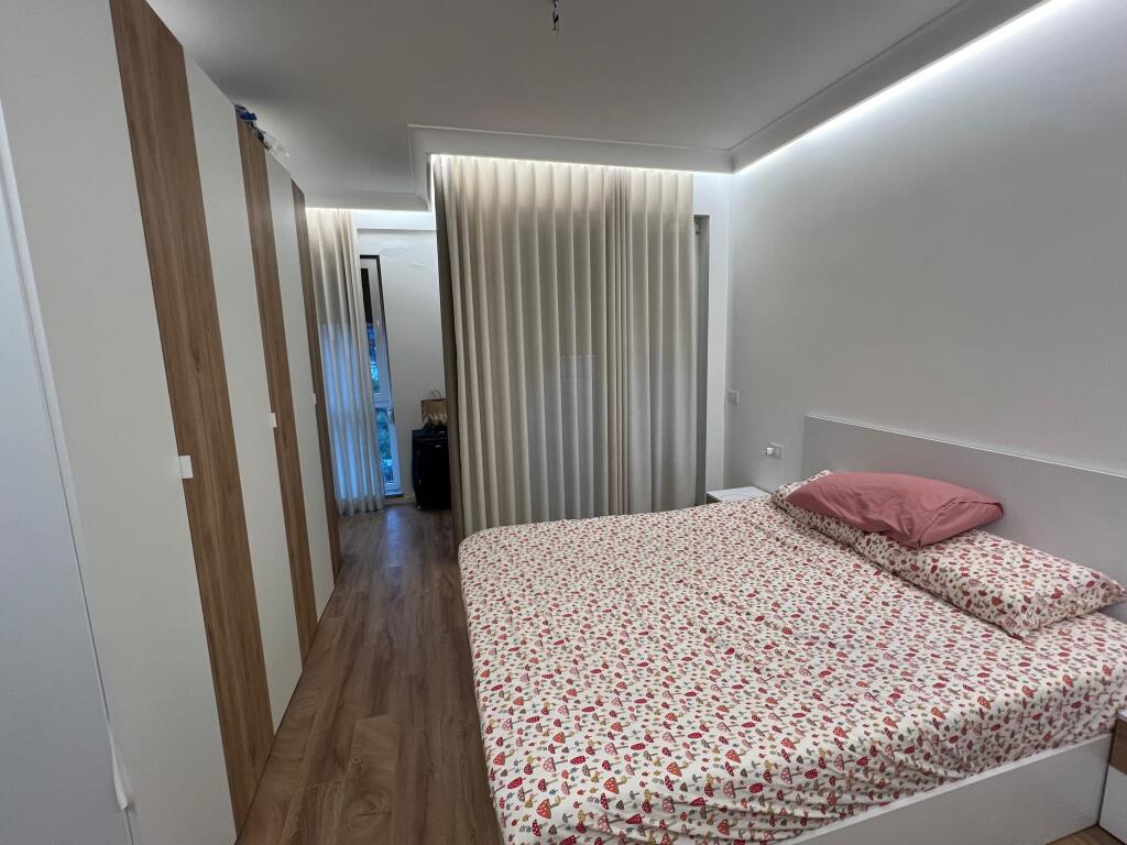 Jepet me qera apartament 1+1 + ( Post-Parkimi ) ne Xhamllik     