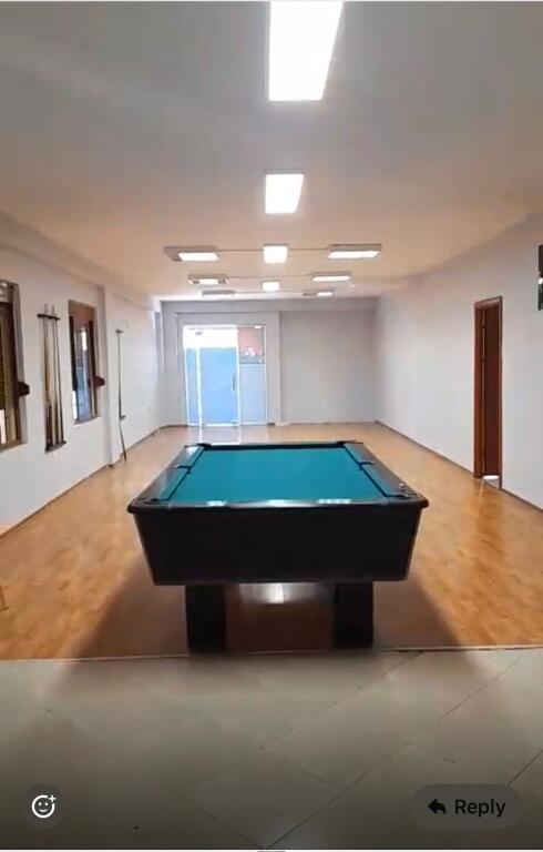 Ambjent biznesi me qera,mbikalimi i komunes,1350 euro me 2 poste parkimi