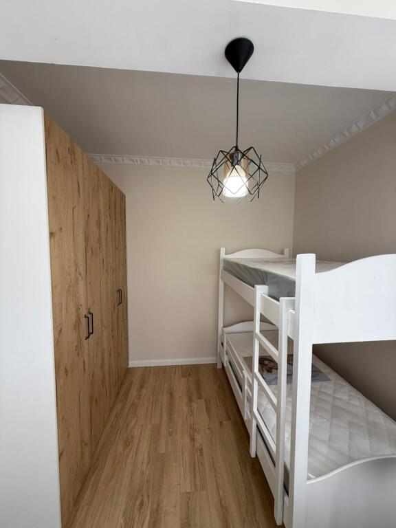 SHITET SUPER 2+1 ME GUZHINE TE VECUAR NJE PLAZHIN ILIRIA