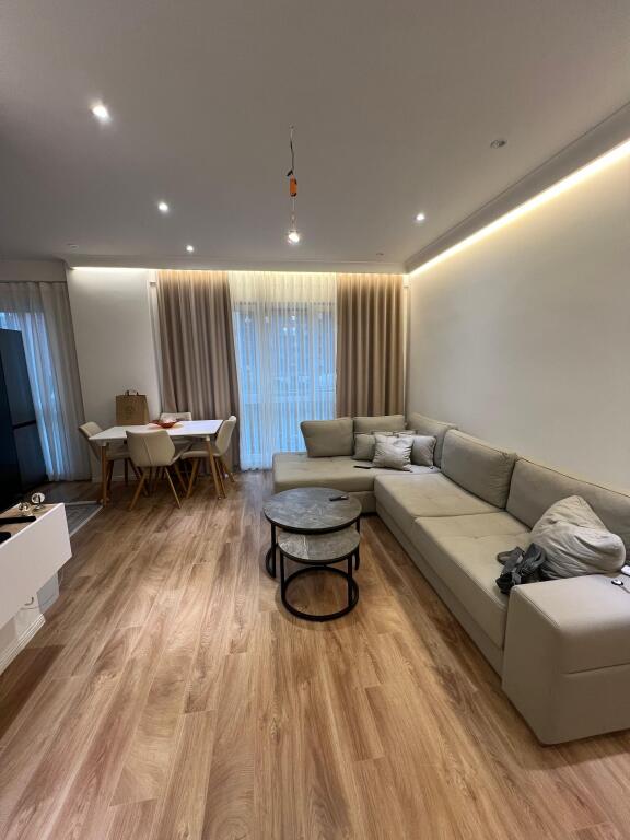 Jepet me qera apartament 1+1 + ( Post-Parkimi ) ne Xhamllik     