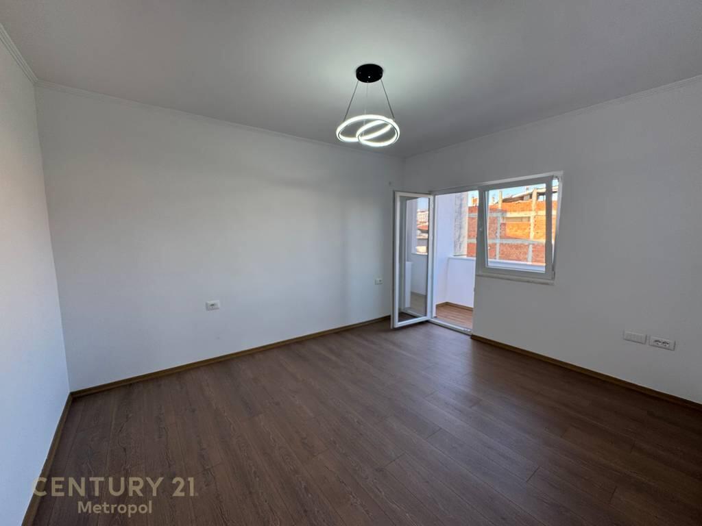 Shitet Apartament 2+1 në zonën e Xhamllikut, pranë Shkollës “Kongresi i Lushnjës”!