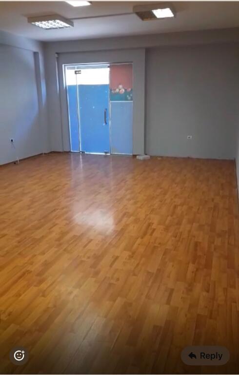 Ambjent biznesi me qera,mbikalimi i komunes,1350 euro me 2 poste parkimi