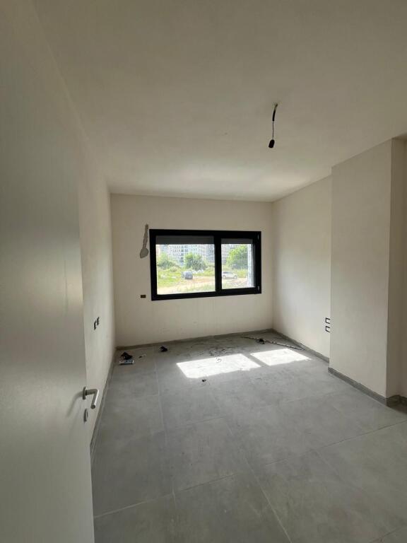 Shitet apartament 2+1 tek Liqeni i Thate