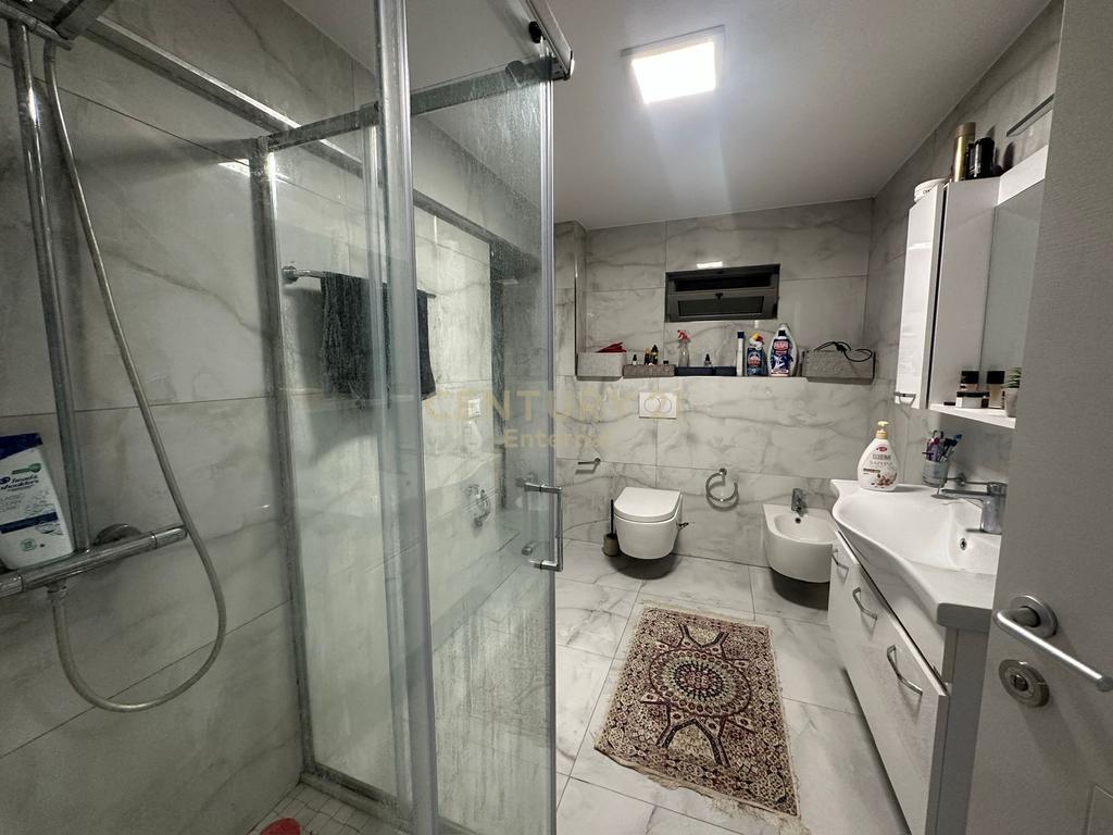 Shitet Apartament 2+1 afër tek  mbi Kalimin e Komunës së Parisit, Tiranë!