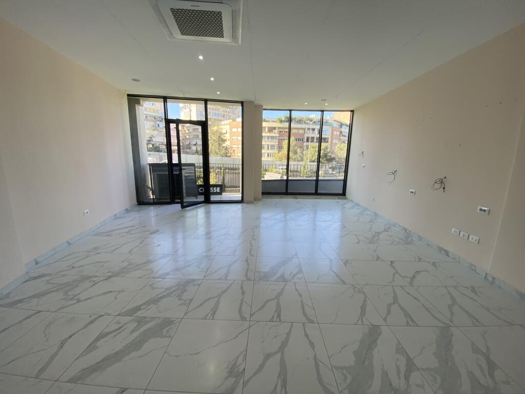 Ambjent biznesi ,per zyra te lake view liqeni,900 euro