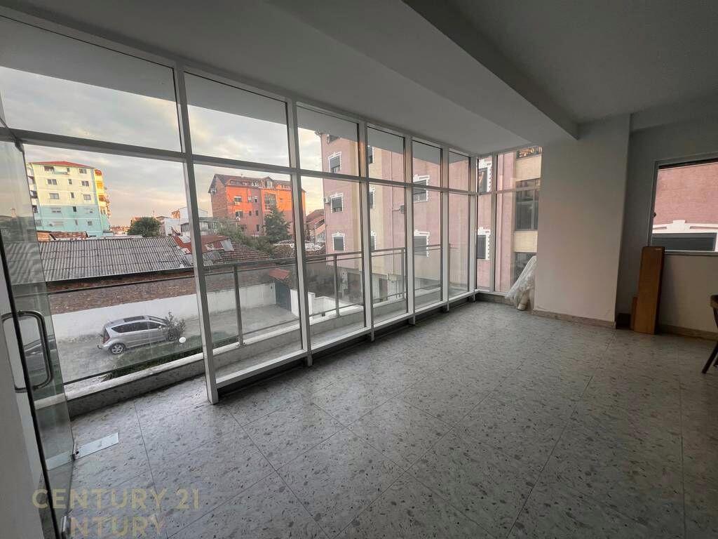 Njesi Sherbimi per Qira , tek Farmacia 10