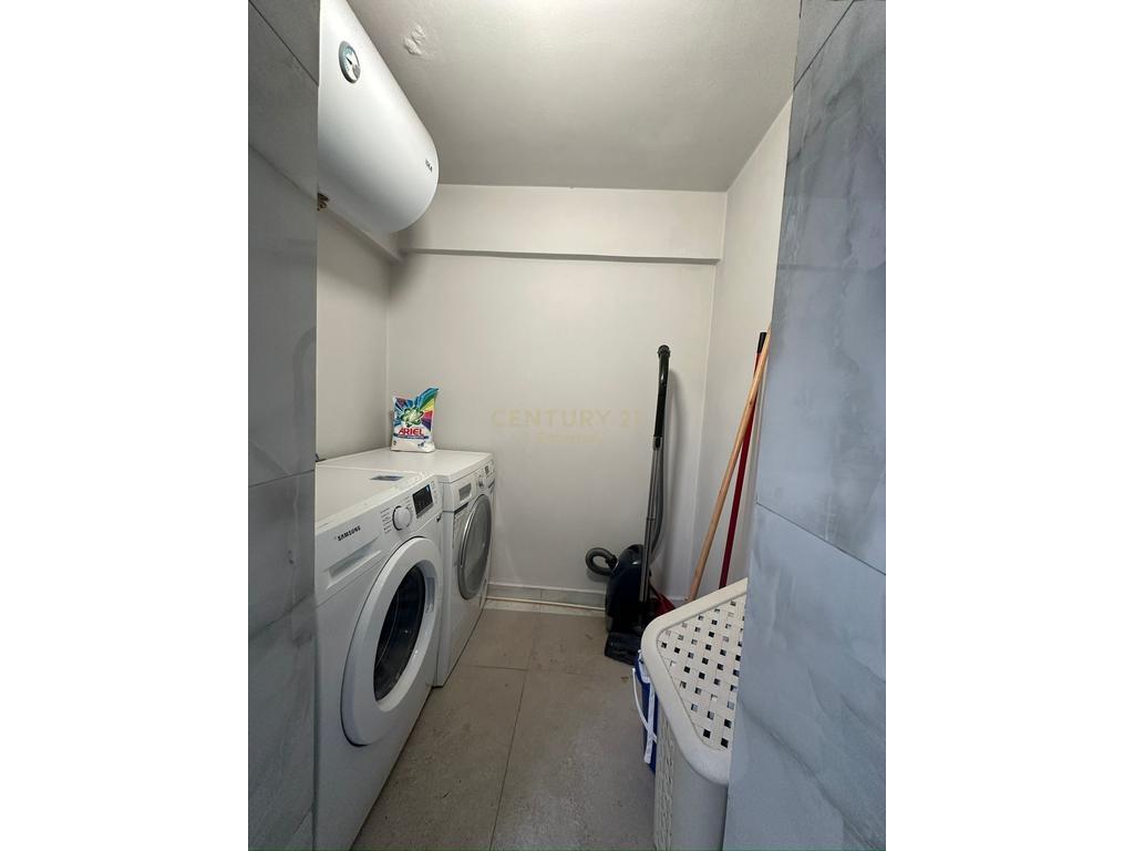 Shitet Apartament 2+1 afër tek  mbi Kalimin e Komunës së Parisit, Tiranë!