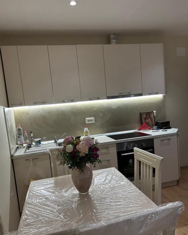 🏢Ne zonen Vasil Shanto perballe Gjykates se Rrethit Gjyqesor Tirane jepet me qera Duplex 2+1,i mobiluar  55,000Leke