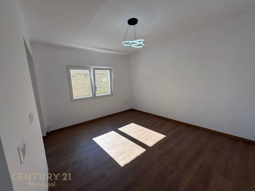 Shitet Apartament 2+1 në zonën e Xhamllikut, pranë Shkollës “Kongresi i Lushnjës”!