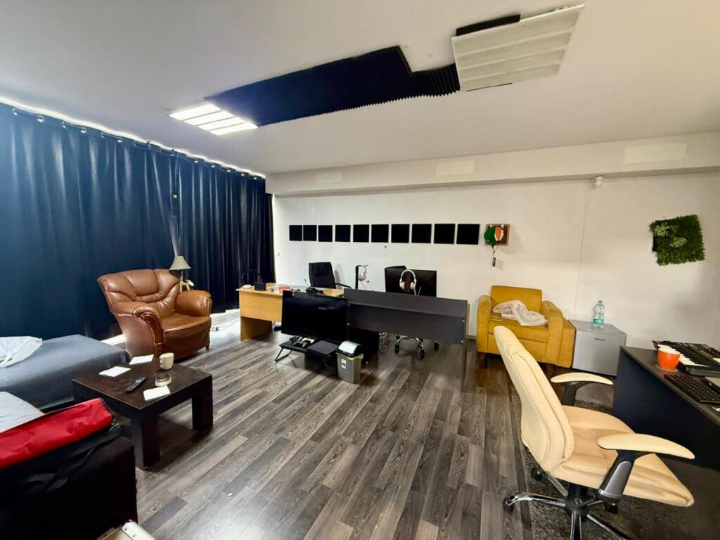 Ambient komercial me qira tek Komuna e Parisit