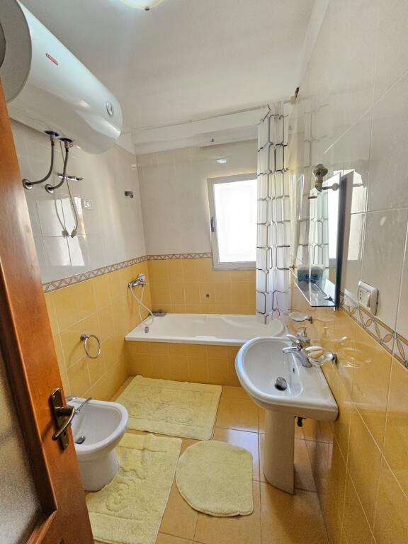 Jepen me qera Apartament 1+1  ne Plazh Hekurudha,Durrës
