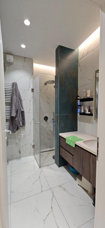 🏢Via Jordan Misja, vicino al Collegio Universitario Beder, affittasi appartamento 2+1+2+posto auto, appena arredato 90.000 Leke