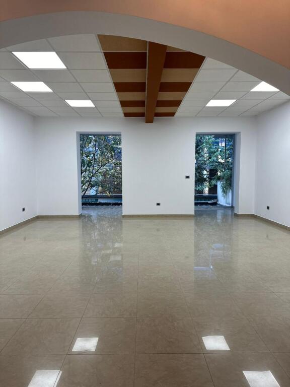 🏙️ Nel cuore di Blloku – ambiente perfetto per la tua attività!  📍 Posizione: Viale principale, con grande facciata per la pubblicità dell'attività. 💼 Tipologia: Appartamento 2+1+1, ideale per l'attività l