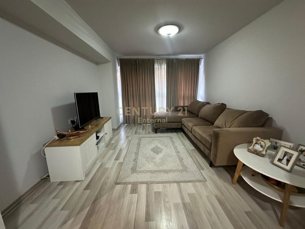 Shitet Apartament 2+1 afër tek  mbi Kalimin e Komunës së Parisit, Tiranë!