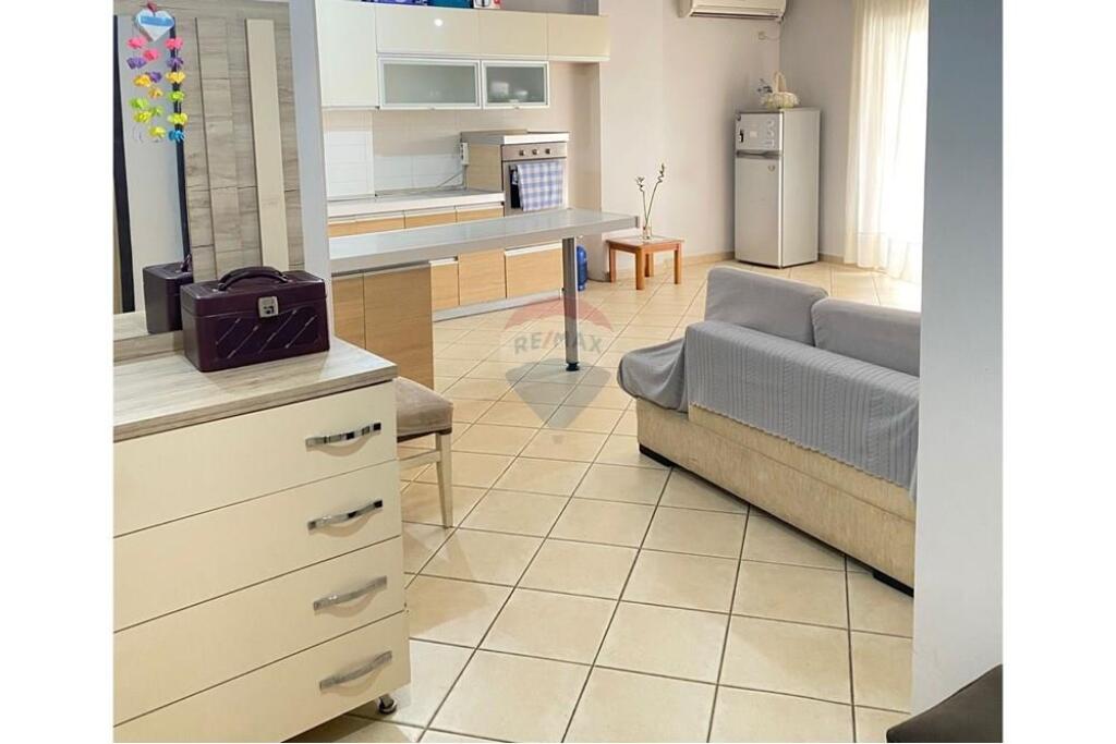 Shitet apartament 2+1 me verandë në Astir