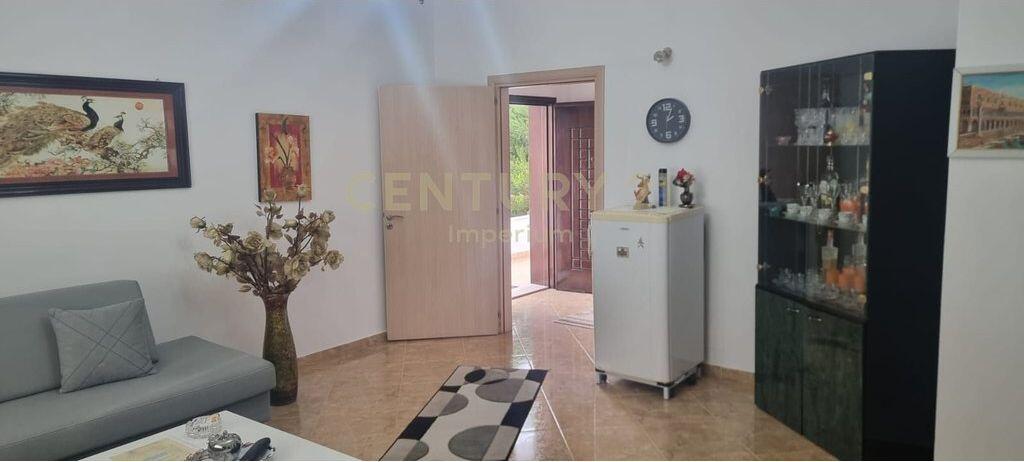 Villa su 3 Piani con Magazzino a Prush! 340.000 €