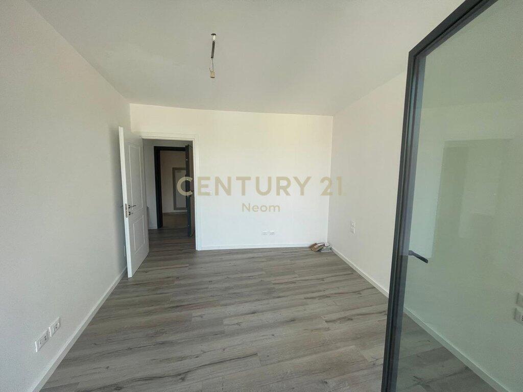 COMMERCIAL SPACE FOR RENT AT LAKE VIEW!