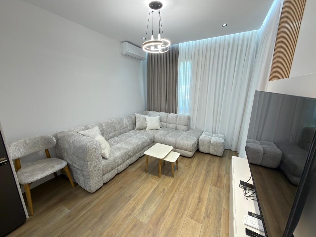 🏡 Qira – Apartament 1+1 📍 5 Maji, Tiranë 📐 Kati 6 ✨ I sapoarreduar  💶 Çmimi: 500 € / muaj