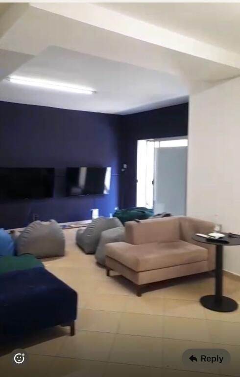 Ambjent biznesi me qera,mbikalimi i komunes,1350 euro me 2 poste parkimi