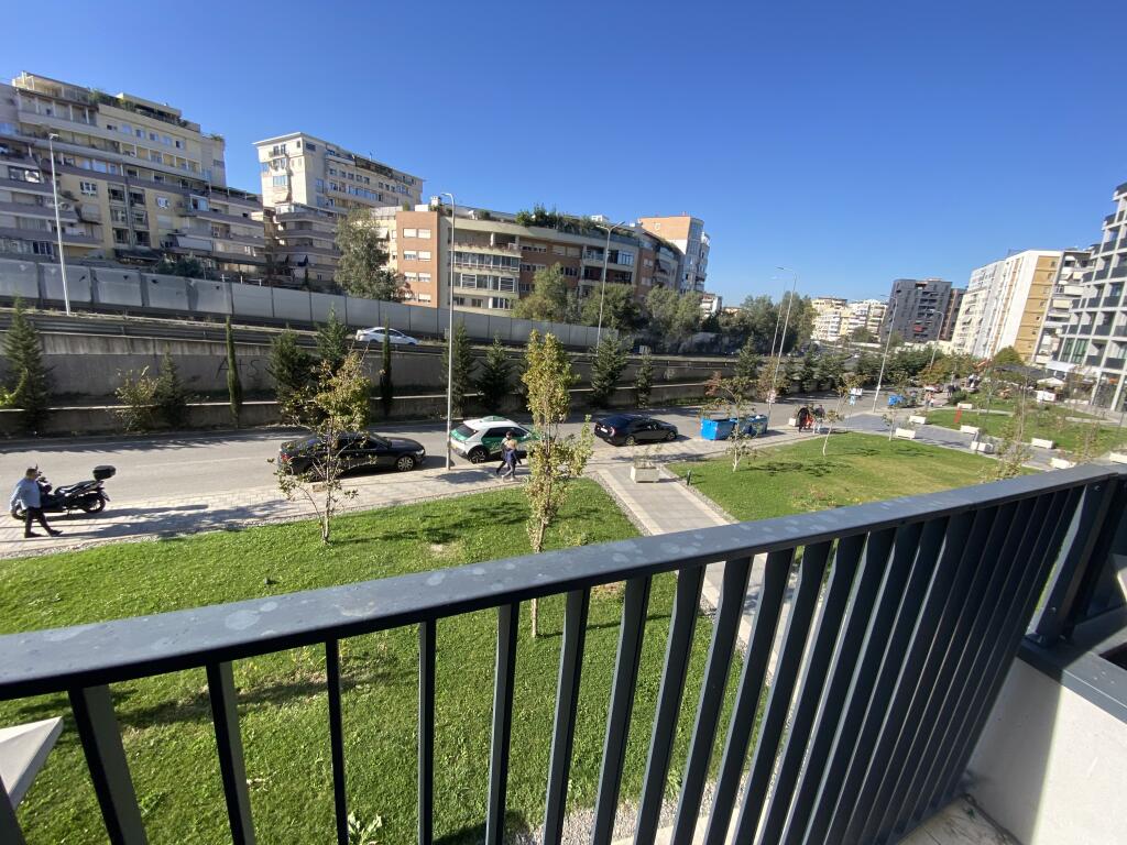 Ambjent biznesi ,per zyra te lake view liqeni,900 euro