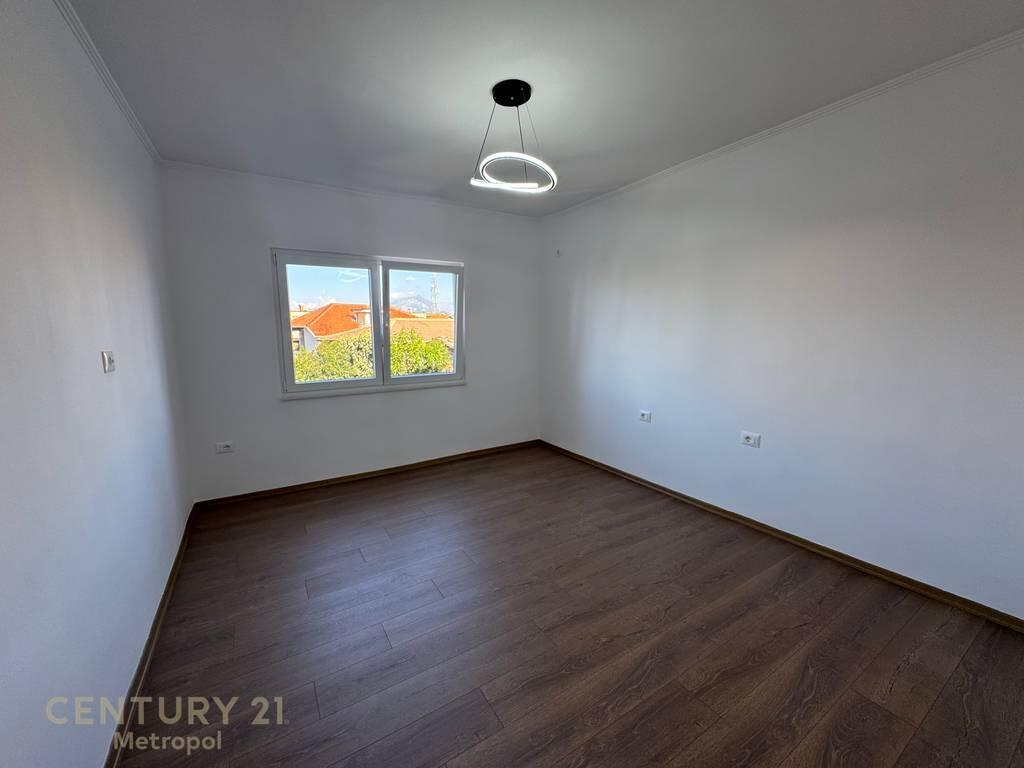 Shitet Apartament 2+1 në zonën e Xhamllikut, pranë Shkollës “Kongresi i Lushnjës”!