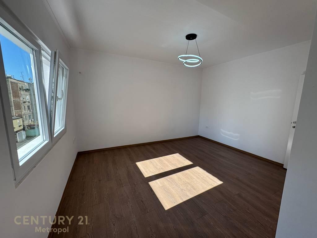 Shitet Apartament 2+1 në zonën e Xhamllikut, pranë Shkollës “Kongresi i Lushnjës”!