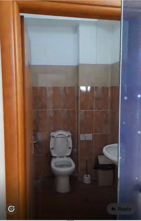 Ambjent biznesi me qera,mbikalimi i komunes,1350 euro me 2 poste parkimi