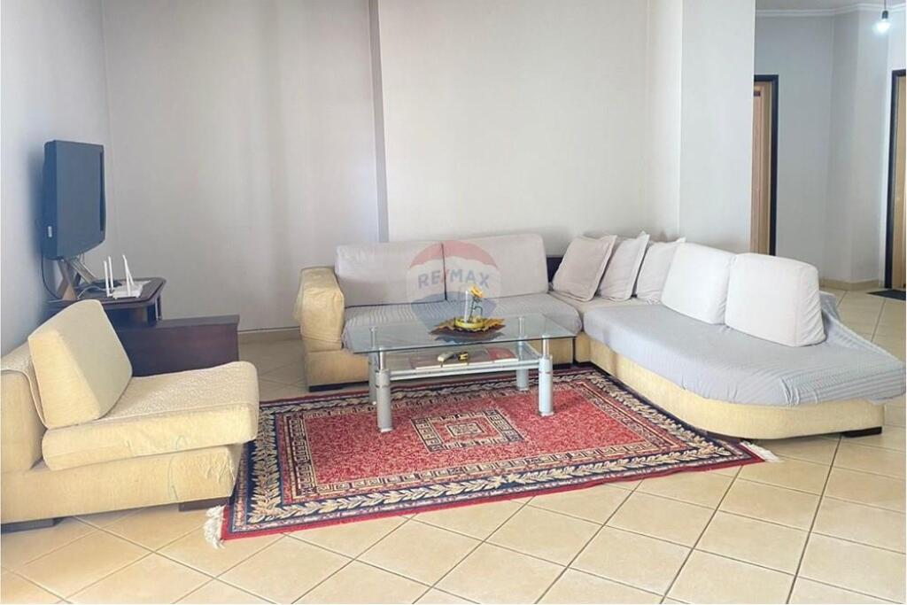 Shitet apartament 2+1 me verandë në Astir