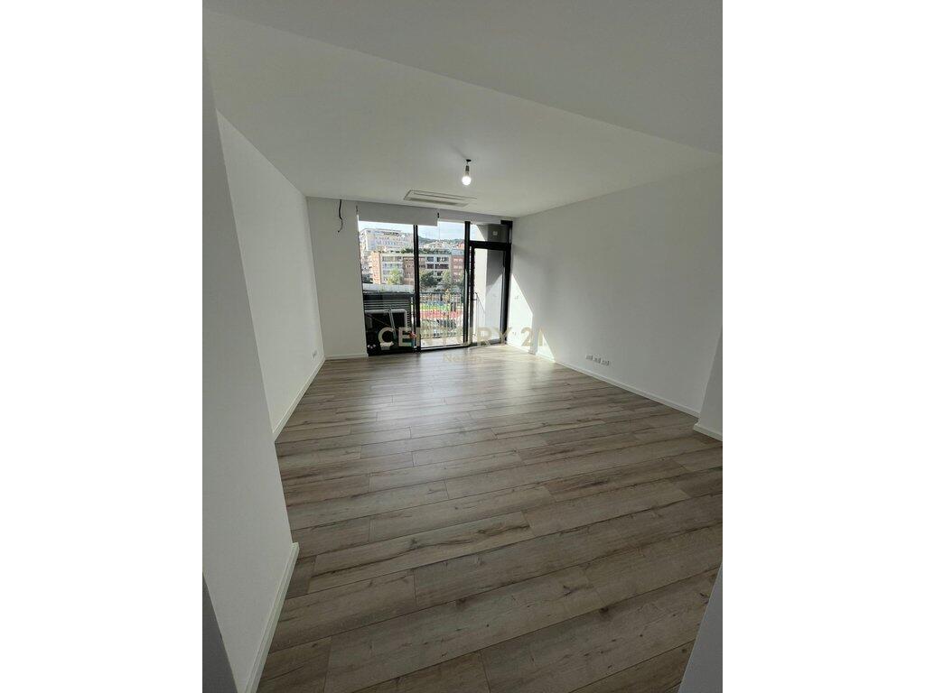 COMMERCIAL SPACE FOR RENT AT LAKE VIEW!