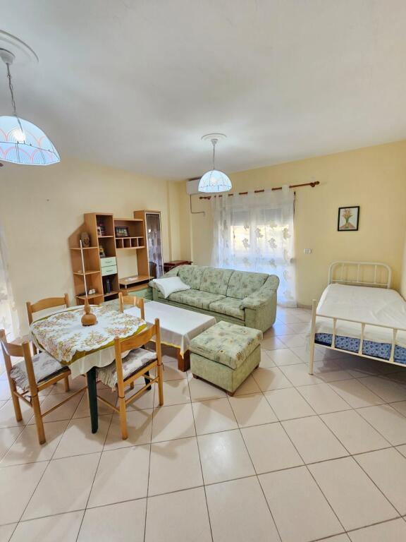 Jepen me qera Apartament 1+1  ne Plazh Hekurudha,Durrës
