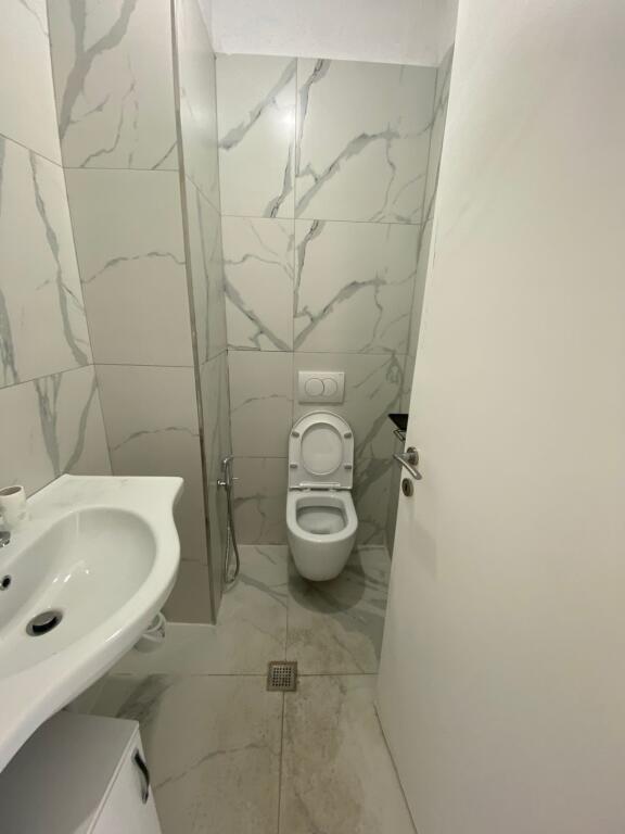 Jepet me qera 60 m2 lake view liqeni 900 eu kat 3