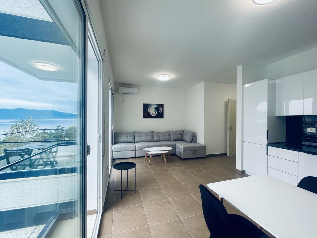 Appartamento NUOVO molto spazioso con vista mare