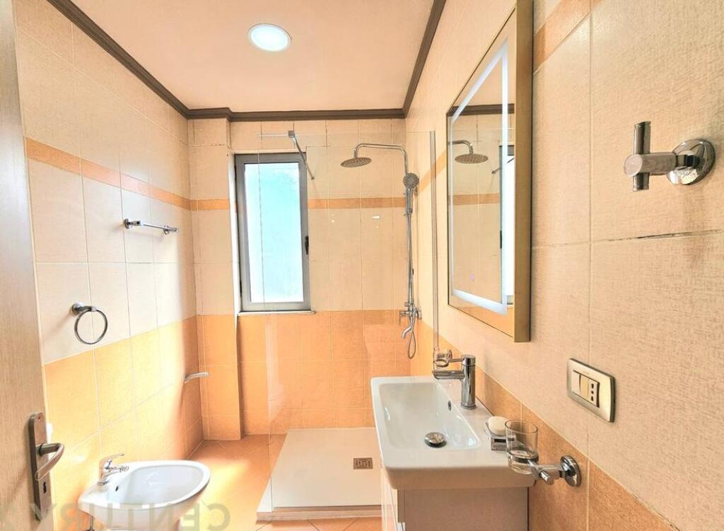 APARTAMENT 2+1 ME QIRA NE UNAZEN E RE,